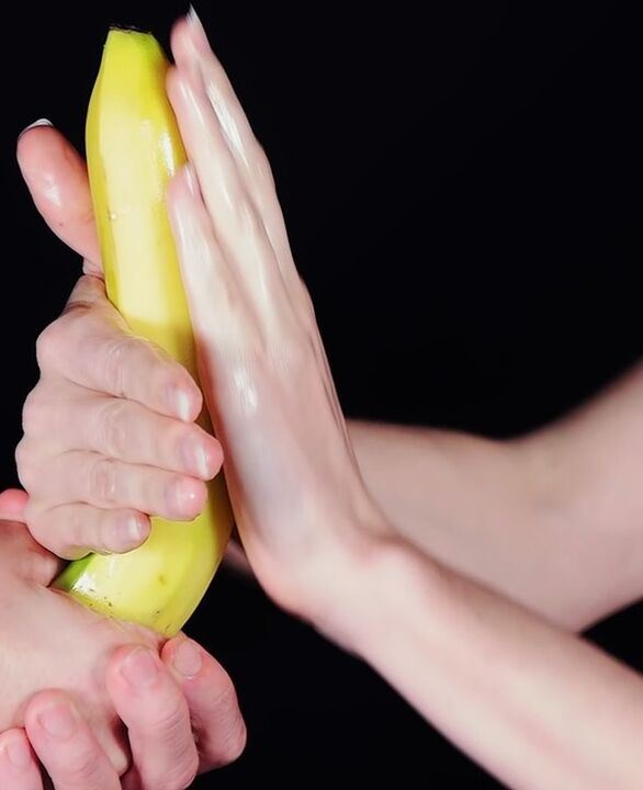 penis massage para sa pagpapalaki gamit ang isang saging bilang isang halimbawa